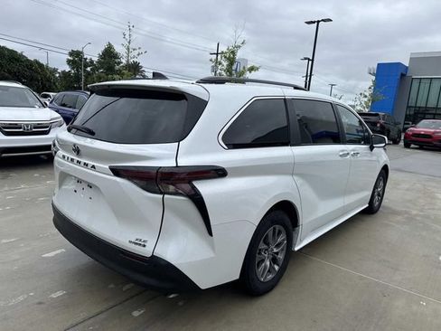 Used 2024 Toyota Sienna XLE FWD image 7