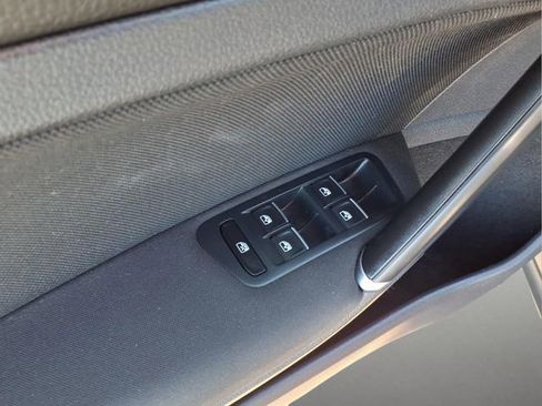 Used 2016 Volkswagen Golf S image 17