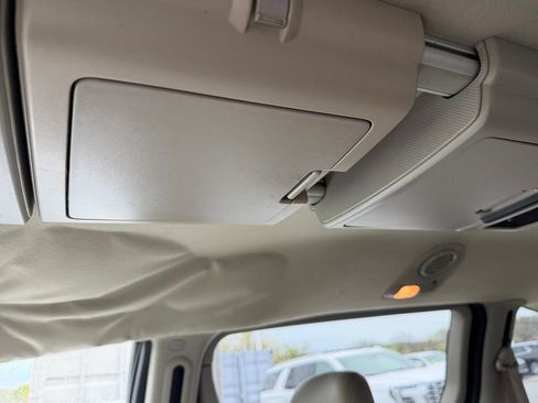 Used 2007 Chrysler Town & Country Limited FWD image 15