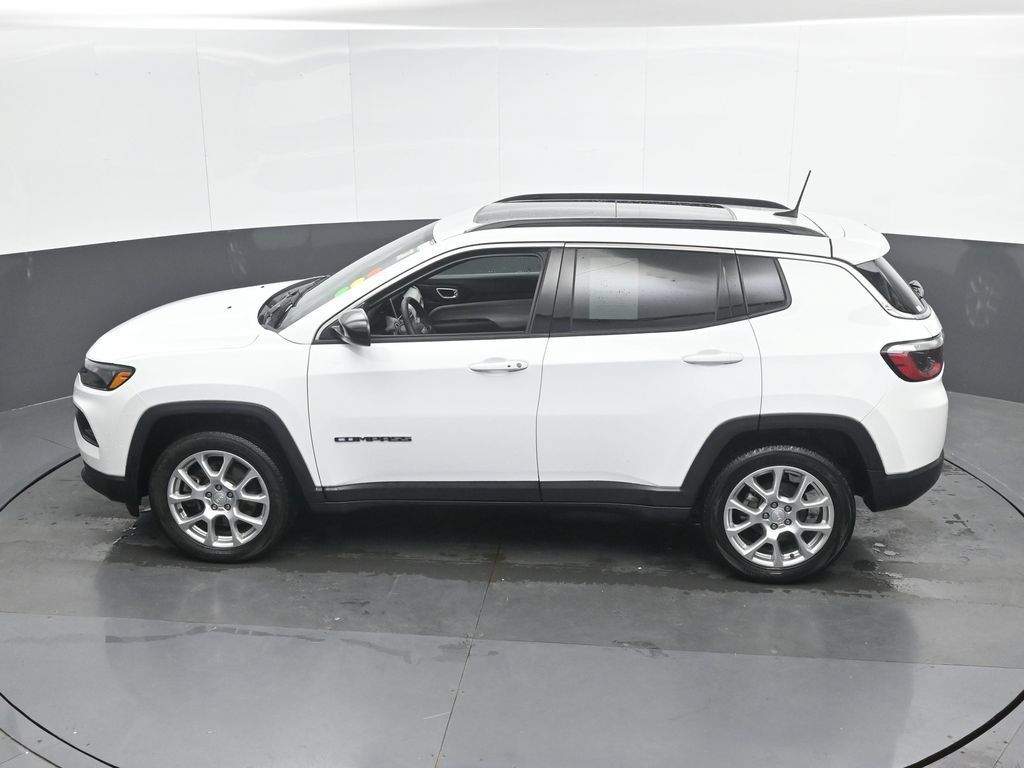 Used 2023 Jeep Compass Latitude w/ Sun and Sound Group AWD/4WD image 38
