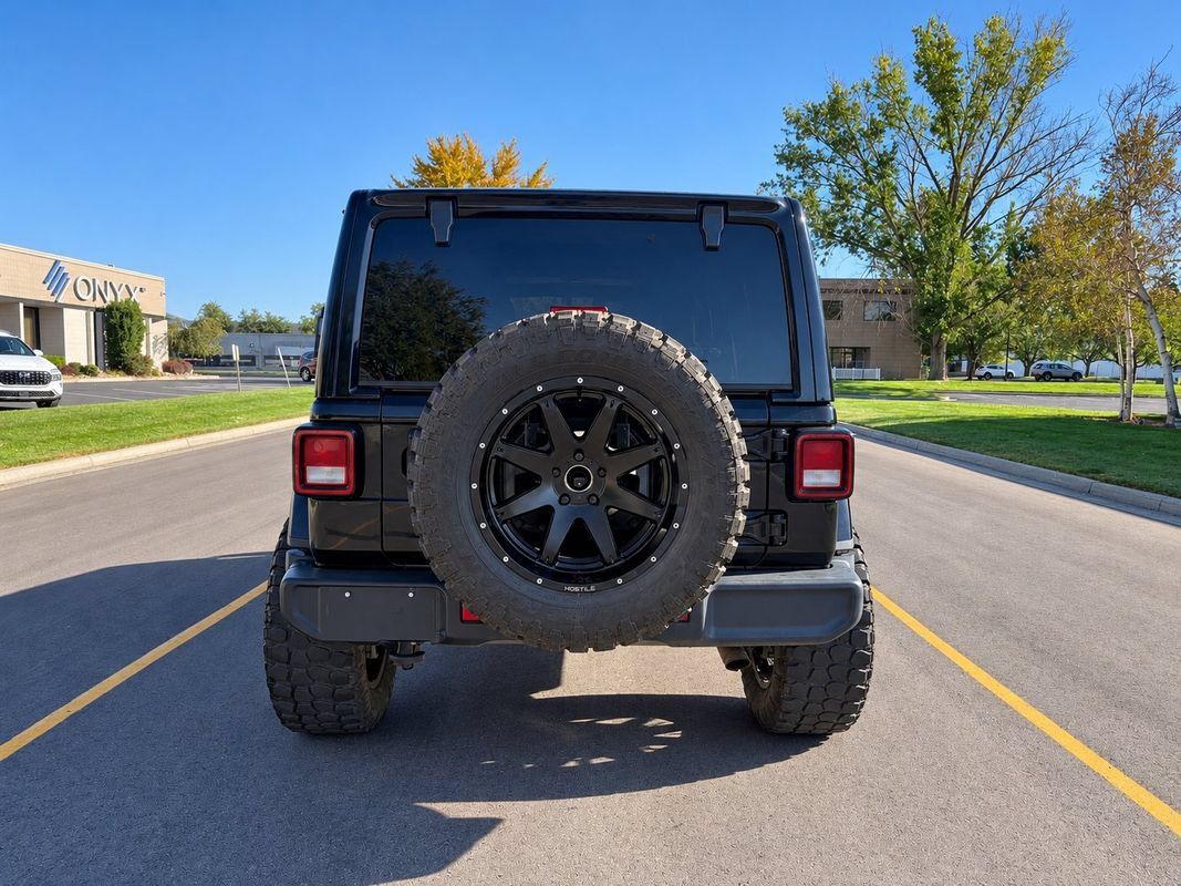 Used 2018 Jeep Wrangler Unlimited Sahara w/ Uconnect 4C Nav & Sound Group AWD/4WD image 5