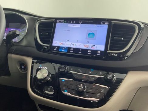 Used 2024 Chrysler Pacifica Touring-L FWD image 16