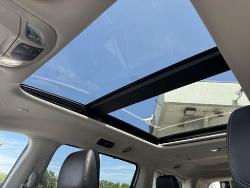 Used 2023 Chrysler Pacifica Limited w/ Uconnect Theater Family Group FWD image 30