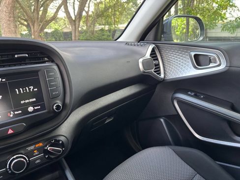 Used 2025 Kia Soul LX w/ LX Technology Package FWD image 33