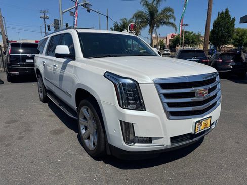 Used 2019 Cadillac Escalade ESV Luxury RWD image 2