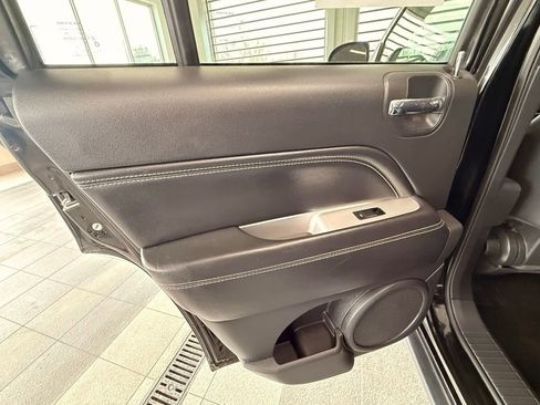 Used 2015 Jeep Compass Latitude image 30