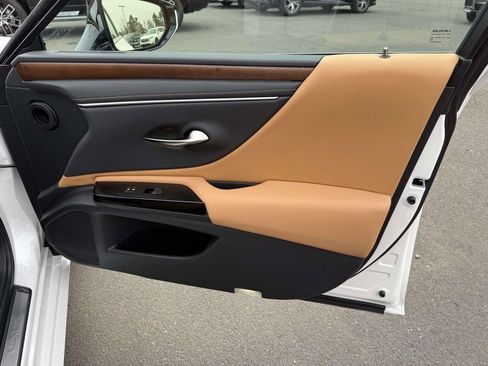 Used 2025 Lexus ES 350 Premium image 16