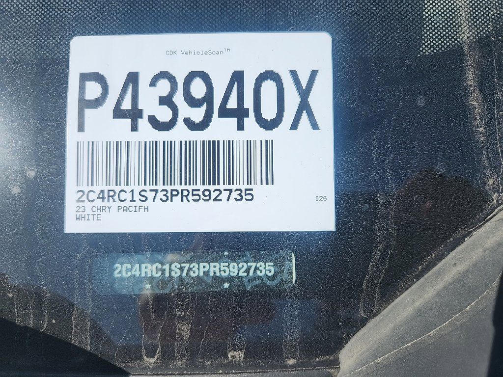 Used 2023 Chrysler Pacifica Limited FWD image 4