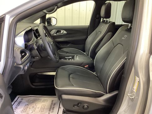 New 2026 Chrysler Pacifica Limited w/ S Appearance Package AWD/4WD image 15