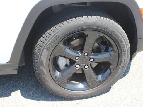 Used 2024 Jeep Grand Cherokee Limited w/ Black Appearance Package AWD/4WD image 38