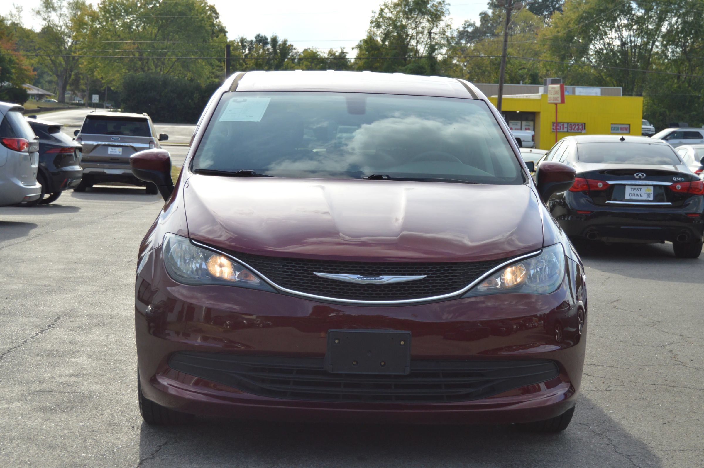 Used 2017 Chrysler Pacifica Touring FWD image 3
