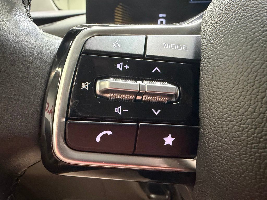 Used 2025 Kia Carnival FWD image 33