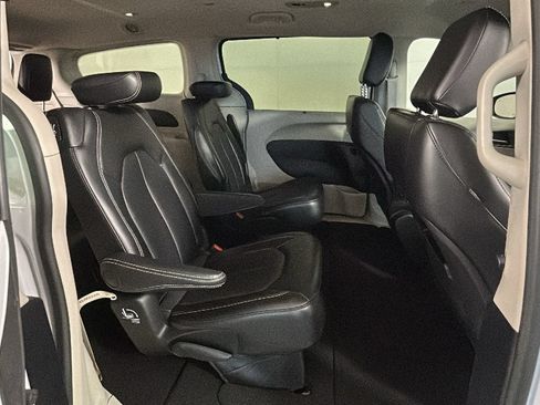 Used 2024 Chrysler Pacifica Touring-L FWD image 33
