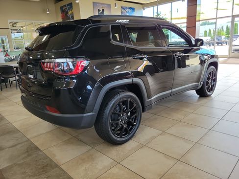 Used 2025 Jeep Compass Latitude w/ Sun & Sound Group AWD/4WD image 4