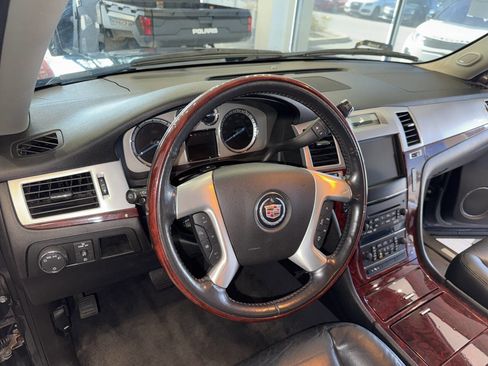 Used 2011 Cadillac Escalade Luxury image 25