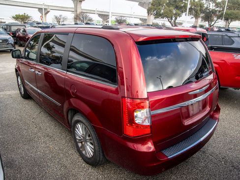 Used 2015 Chrysler Town & Country Limited image 9