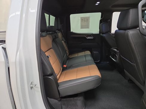 Certified 2025 Chevrolet Silverado 1500 High Country AWD/4WD image 9