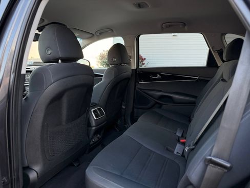 Used 2019 Kia Sorento AWD V6 w/ LX V6 Convenience Package image 15