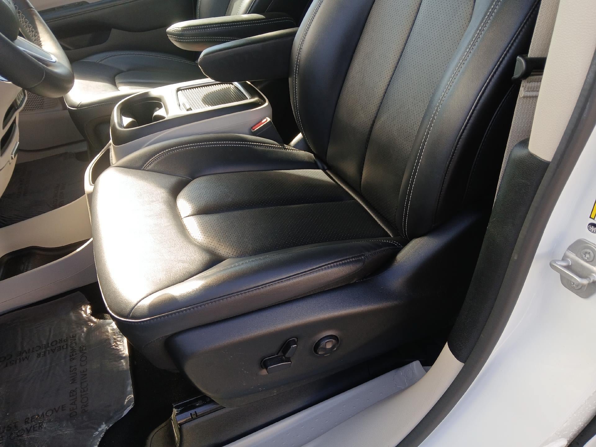 Used 2024 Chrysler Pacifica Touring-L FWD image 9