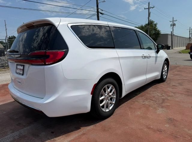 Used 2024 Chrysler Pacifica Touring-L FWD image 5