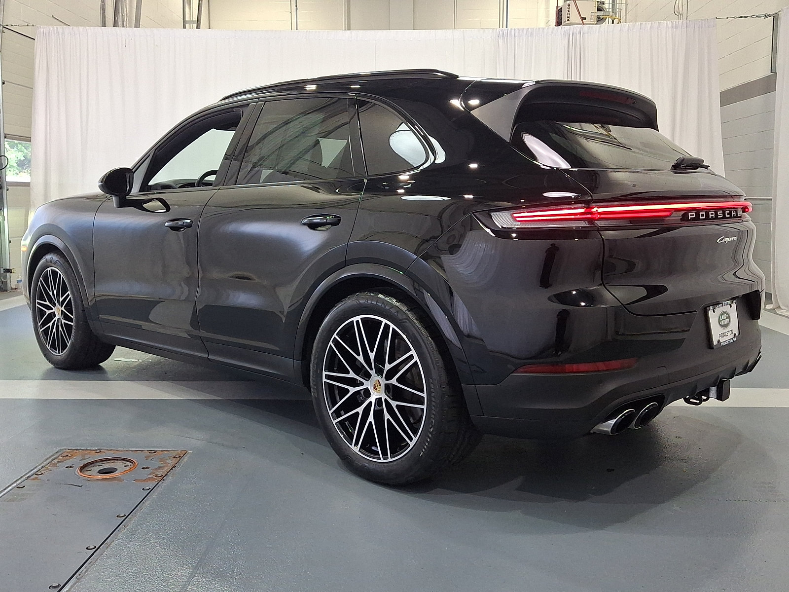 Used 2024 Porsche Cayenne AWD/4WD image 6