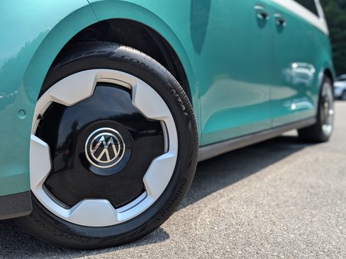 Used 2025 Volkswagen ID. Buzz Pro S Plus RWD image 36