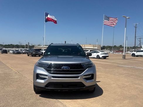 Used 2020 Ford Explorer XLT w/ Equipment Group 202A RWD image 5