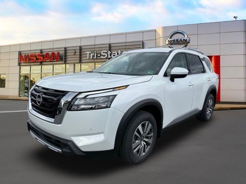 New 2025 Nissan Pathfinder SL image 2