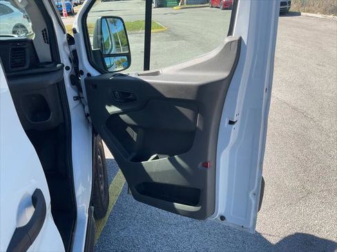 Used 2022 Ford E-Transit 148 High Roof Extended image 28