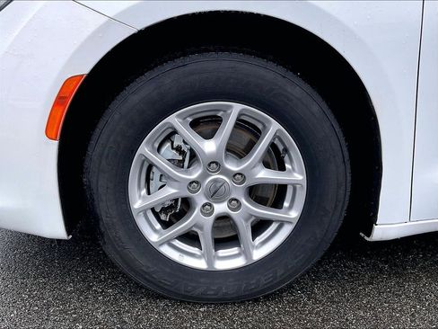 Used 2023 Chrysler Voyager LX image 7