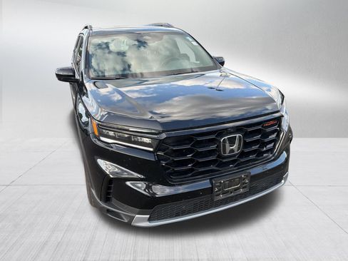 Used 2025 Honda Pilot TrailSport image 4