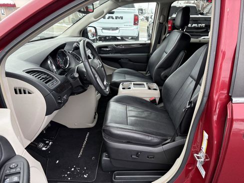 Used 2015 Chrysler Town & Country Touring-L w/ Driver Convenience Group image 4