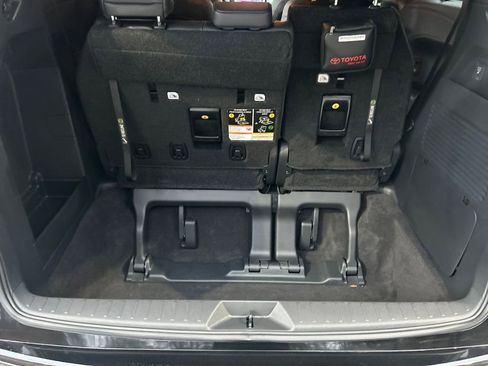 Used 2025 Toyota Sienna Platinum image 27
