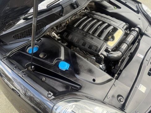 Used 2017 Porsche Cayenne Platinum Edition image 38