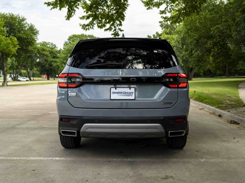 Certified 2025 Honda Pilot Touring image 8