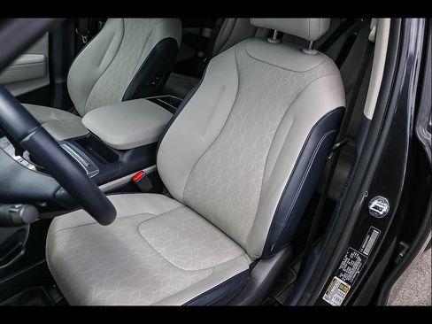 Used 2025 Kia Carnival EX FWD image 27