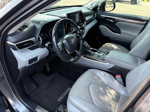 Used 2021 Toyota Highlander Limited FWD image 13