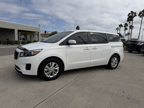 Used 2016 Kia Sedona L image 8