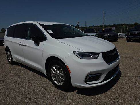Used 2024 Chrysler Pacifica Touring-L FWD image 1