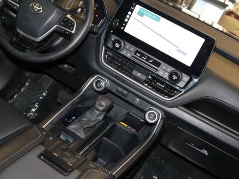 Used 2024 Toyota Grand Highlander AWD image 24