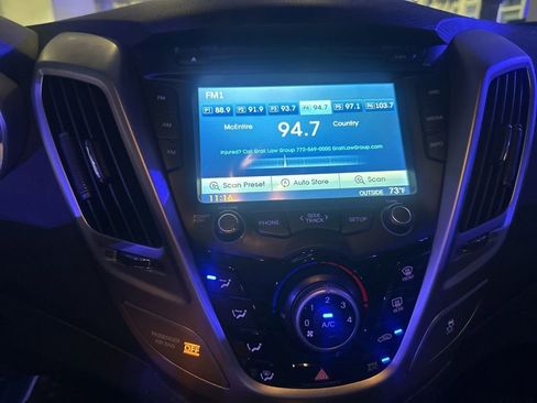 Used 2013 Hyundai Veloster w/ Style Pkg image 3