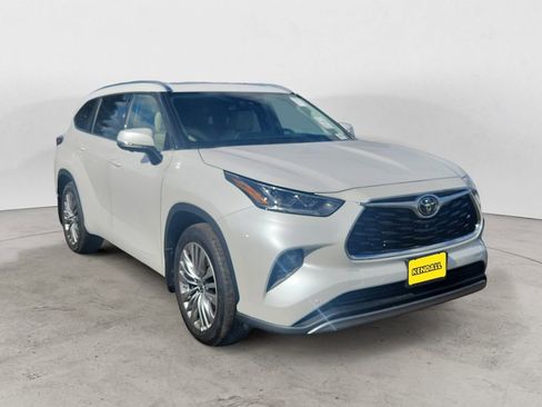 Used 2024 Toyota Highlander Platinum AWD/4WD image 4