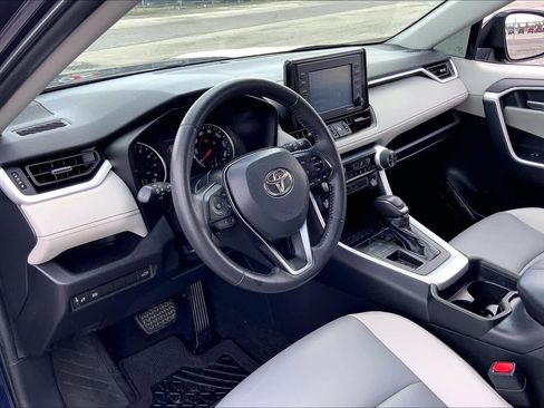 Used 2021 Toyota RAV4 XLE Premium image 17