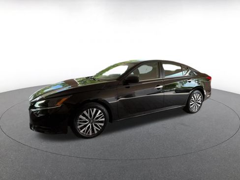 Used 2025 Nissan Altima 2.5 SV FWD image 7