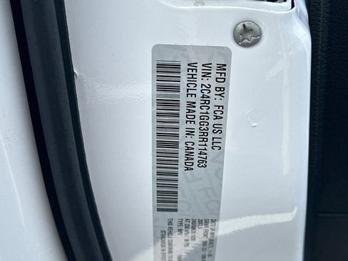 Used 2024 Chrysler Pacifica Limited w/ Uconnect Theater Family Group image 30