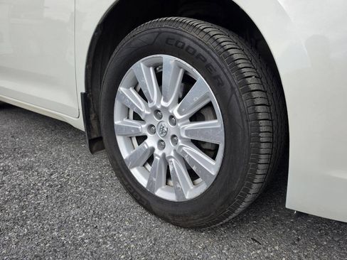 Used 2017 Toyota Sienna XLE image 10