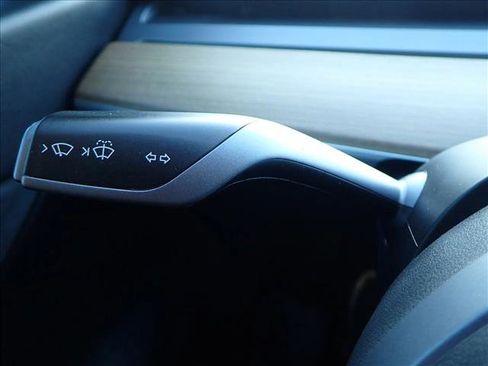 Used 2021 Tesla Model Y Long Range image 17