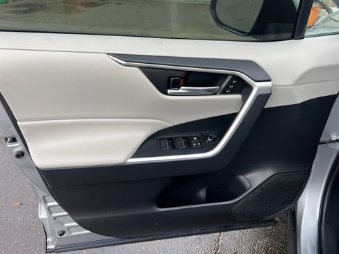 Used 2021 Toyota RAV4 XLE Premium image 19