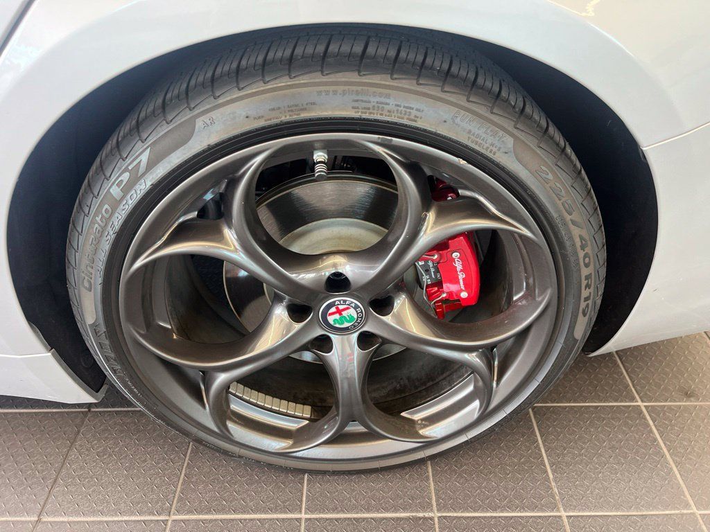 Used 2017 Alfa Romeo Giulia Ti w/ TI 19" Sport Package RWD image 15
