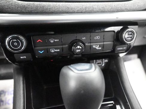 Used 2024 Jeep Compass Latitude image 37